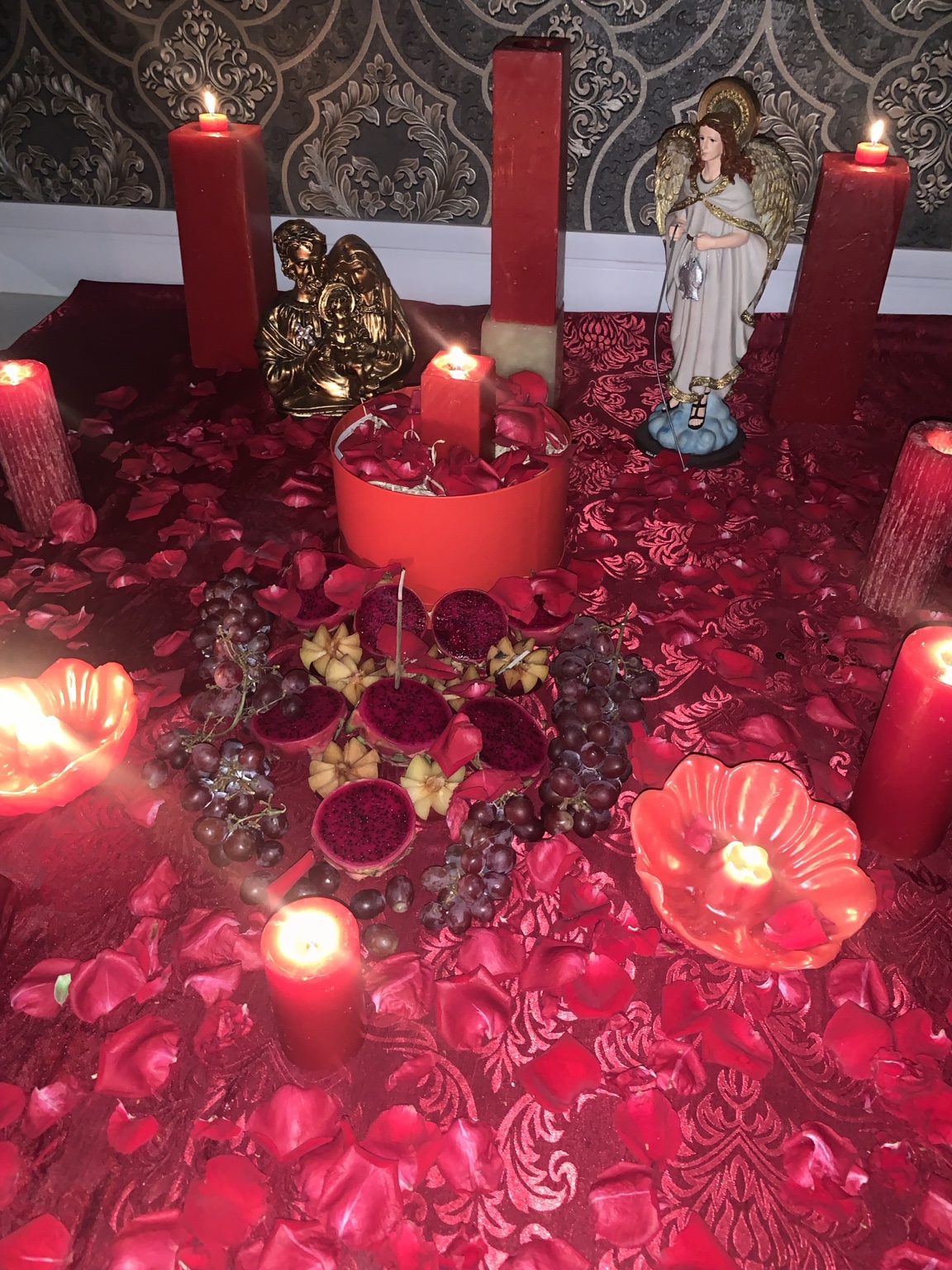 Trabalho espiritual preparado com velas e elementos simbólicos
